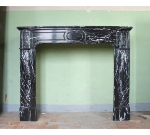 Antique Louis XIV mantel carved in Black Marquinia marble, dating back to the 19th century.