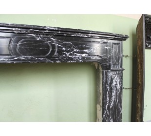 Antique Louis XIV mantel carved in Black Marquinia marble, dating back to the 19th century. 2