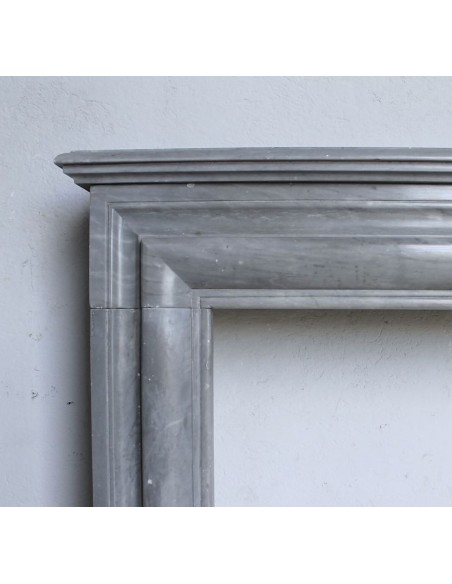 304 SMALL ANTIQUE LOUIS XIV "BOUDIN CARRÉ" FIREPLACE MANTEL IN GREY BARDIGLIO MARBLE