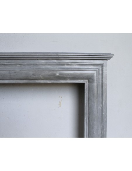 304 SMALL ANTIQUE LOUIS XIV "BOUDIN CARRÉ" FIREPLACE MANTEL IN GREY BARDIGLIO MARBLE