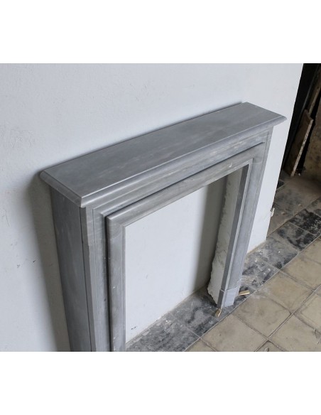 304 SMALL ANTIQUE LOUIS XIV "BOUDIN CARRÉ" FIREPLACE MANTEL IN GREY BARDIGLIO MARBLE