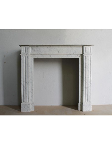 Small Louis XVI fireplace mantel carved in white Carrara marble, dating back to the 19th century