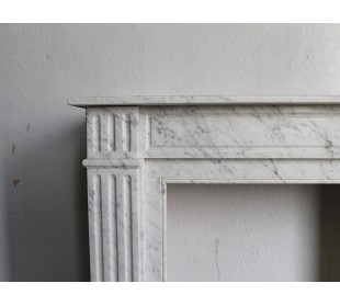 Small Louis XVI fireplace mantel carved in white Carrara marble, dating back to the 19th century 2
