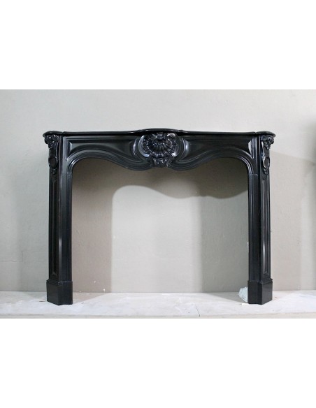 Antique original Louis XV "Trois Coquilles" in black marble with sculptures of shells on the frieze and on the sides.