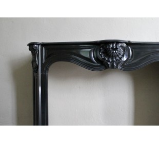 Antique original Louis XV "Trois Coquilles" in black marble with sculptures of shells on the frieze and on the sides. 2