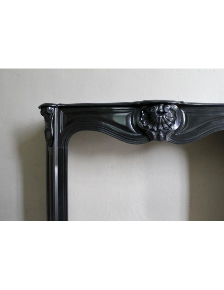 040 ANTIQUE ORIGINAL BAROQUE "TROIS COQUILLES AMÉLIORÉ" FIREPLACE MANTEL IN BLACK BELGIUM MARBLE