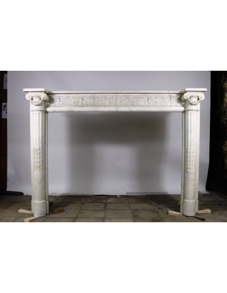 Important antique Neoclassical fireplace mantel in white Statuary Carrara marble richly decorated