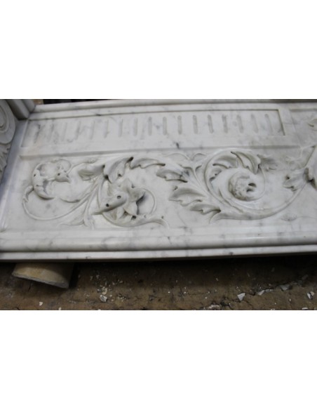 813 ANTIQUE ITALIAN FIREPLACE IN WHITE CARRARA MARBLE, 18TH CENTURY