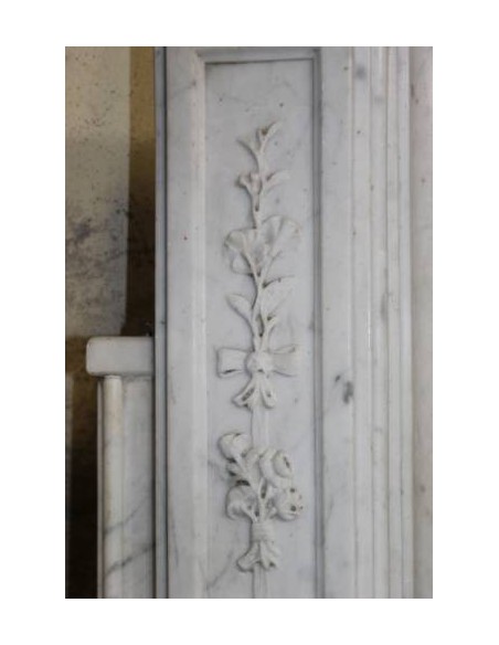813 ANTIQUE ITALIAN FIREPLACE IN WHITE CARRARA MARBLE, 18TH CENTURY