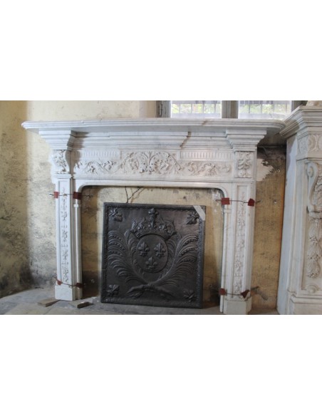 813 ANTIQUE ITALIAN FIREPLACE IN WHITE CARRARA MARBLE, 18TH CENTURY