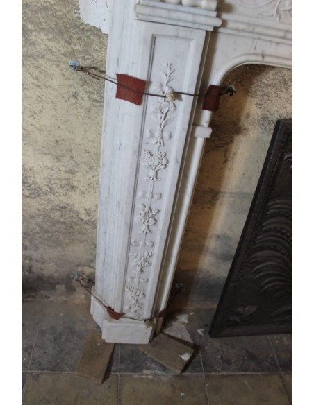 813 ANTIQUE ITALIAN FIREPLACE IN WHITE CARRARA MARBLE, 18TH CENTURY