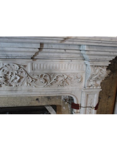 813 ANTIQUE ITALIAN FIREPLACE IN WHITE CARRARA MARBLE, 18TH CENTURY