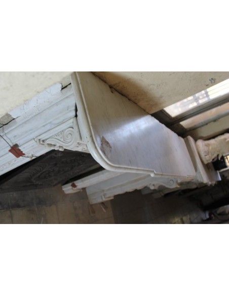 813 ANTIQUE ITALIAN FIREPLACE IN WHITE CARRARA MARBLE, 18TH CENTURY