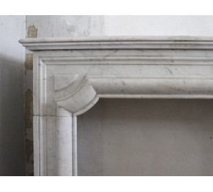 Antique "Boudin" fireplace in white Carrara marble. This fire surround has modern and elegant shapes. 2
