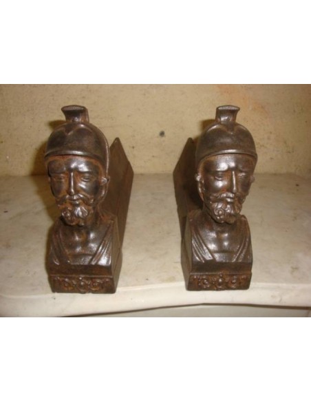 024 "SOLDATO GRECO", COPPIA IN GHISA, EPOCA ART NOUVEAU