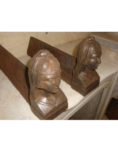 027 "DONNA ORIENTALE", COPPIA DI ALARI IN GHISA PER CAMINETTO