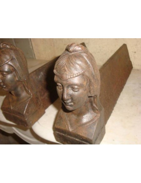 027 "DONNA ORIENTALE", COPPIA DI ALARI IN GHISA PER CAMINETTO