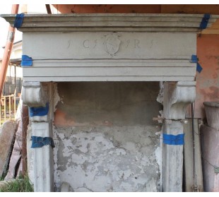 Important Italian sandstone fireplace, large in size, dating from the late 18th and early 19th centuries.