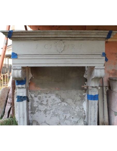 Important Italian sandstone fireplace, large in size, dating from the late 18th and early 19th centuries.