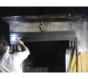 Important Italian sandstone fireplace, large in size, dating from the late 18th and early 19th centuries. 2