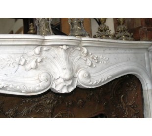 Antique white marble fireplaces with baroque and floral decorations, of various types and costs. 2