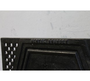 A small Art Deco cast iron fireplace that is a true design object signed GENTIL & BOURDET. 2