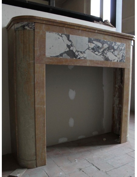 710 ART DECO "GRAPPE DE RAISIN" MANTEL IN YELLOW GIALLO SIENA AND BRÈCHE VIOLETTE MARBLE