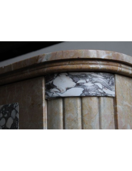 710 ART DECO "GRAPPE DE RAISIN" MANTEL IN YELLOW GIALLO SIENA AND BRÈCHE VIOLETTE MARBLE