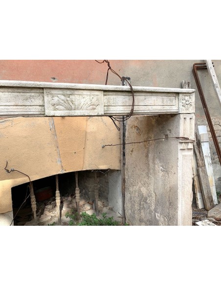 913 ANTIQUE LOUIS XVI FIREPLACE IN PIERRE DU BEAUJOLAIS STONE