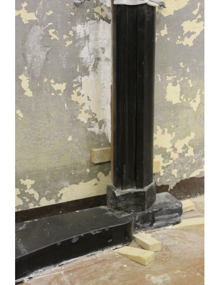 809 LARGE, IMPORTANT AND VERY ELEGANT ANTIQUE FIREPLACE IN BLACK VARENNA MARBLE
