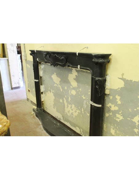 809 LARGE, IMPORTANT AND VERY ELEGANT ANTIQUE FIREPLACE IN BLACK VARENNA MARBLE