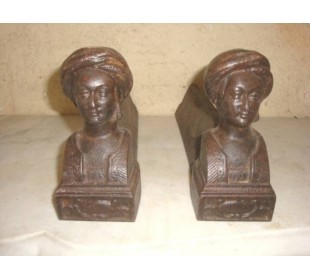 008 COPPIA DI ALARI IN GHISA RAFFIGURANTE NOBILE...