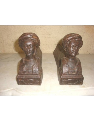 008 COPPIA DI ALARI IN GHISA RAFFIGURANTE NOBILE GIOVINETTO INDIANO