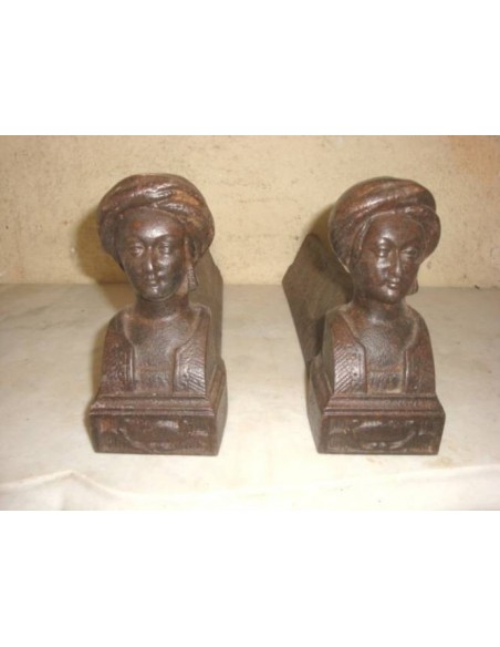 008 COPPIA DI ALARI IN GHISA RAFFIGURANTE NOBILE GIOVINETTO INDIANO