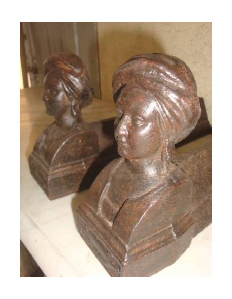 008 COPPIA DI ALARI IN GHISA RAFFIGURANTE NOBILE GIOVINETTO INDIANO