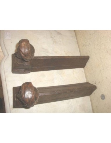 008 COPPIA DI ALARI IN GHISA RAFFIGURANTE...