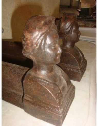 008 COPPIA DI ALARI IN GHISA RAFFIGURANTE...