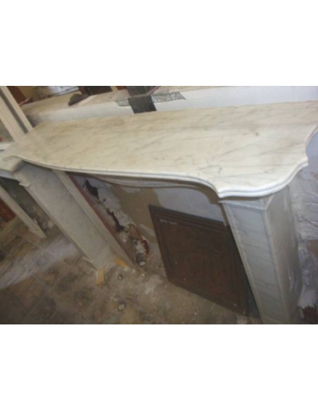 ANTIQUE PIEDMONTESE FIREPLACE, BETWEEN ART NOUVEAU AND REGENCY, CARVED IN BIANCO "VENATINO" CARRARA MARBLE