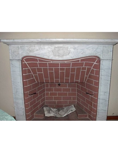 ANTIQUE PIEDMONTESE FIREPLACE, BETWEEN ART NOUVEAU AND REGENCY, CARVED IN BIANCO "VENATINO" CARRARA MARBLE