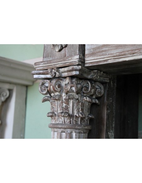 1030 ANTIQUE OAK FIREPLACE MANTEL WITH NEOCLASSICAL ARCHITECTURAL DETAILS AND COLUMN DECORATION