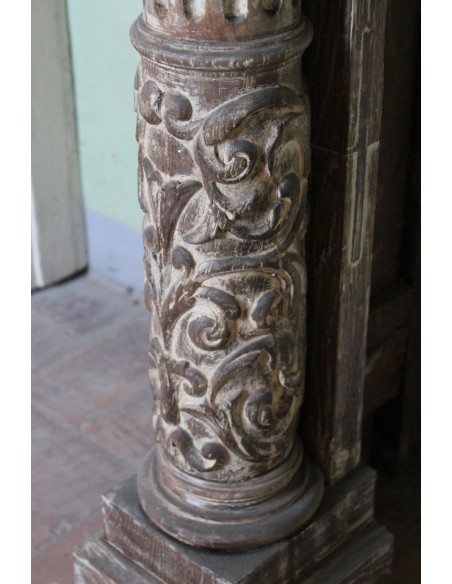 1030 ANTIQUE OAK FIREPLACE MANTEL WITH NEOCLASSICAL ARCHITECTURAL DETAILS AND COLUMN DECORATION