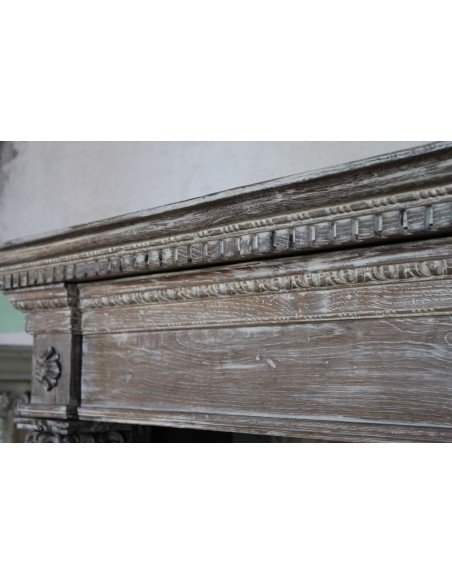 1030 ANTIQUE OAK FIREPLACE MANTEL WITH NEOCLASSICAL ARCHITECTURAL DETAILS AND COLUMN DECORATION