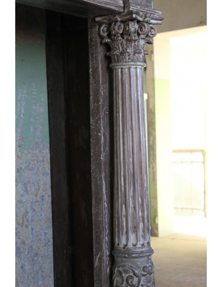 1030 ANTIQUE OAK FIREPLACE MANTEL WITH NEOCLASSICAL ARCHITECTURAL DETAILS AND COLUMN DECORATION