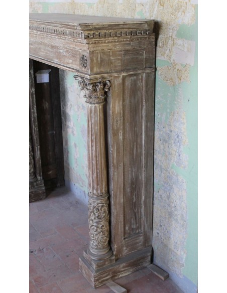 1030 ANTIQUE OAK FIREPLACE MANTEL WITH NEOCLASSICAL ARCHITECTURAL DETAILS AND COLUMN DECORATION