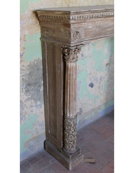 1030 ANTIQUE OAK FIREPLACE MANTEL WITH NEOCLASSICAL ARCHITECTURAL DETAILS AND COLUMN DECORATION