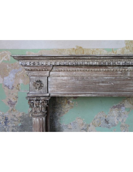 1030 ANTIQUE OAK FIREPLACE MANTEL WITH NEOCLASSICAL ARCHITECTURAL DETAILS AND COLUMN DECORATION