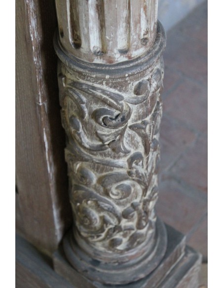 1030 ANTIQUE OAK FIREPLACE MANTEL WITH NEOCLASSICAL ARCHITECTURAL DETAILS AND COLUMN DECORATION