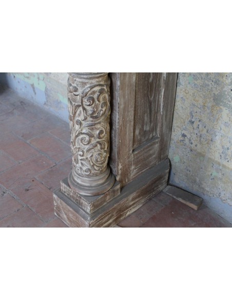 1030 ANTIQUE OAK FIREPLACE MANTEL WITH NEOCLASSICAL ARCHITECTURAL DETAILS AND COLUMN DECORATION